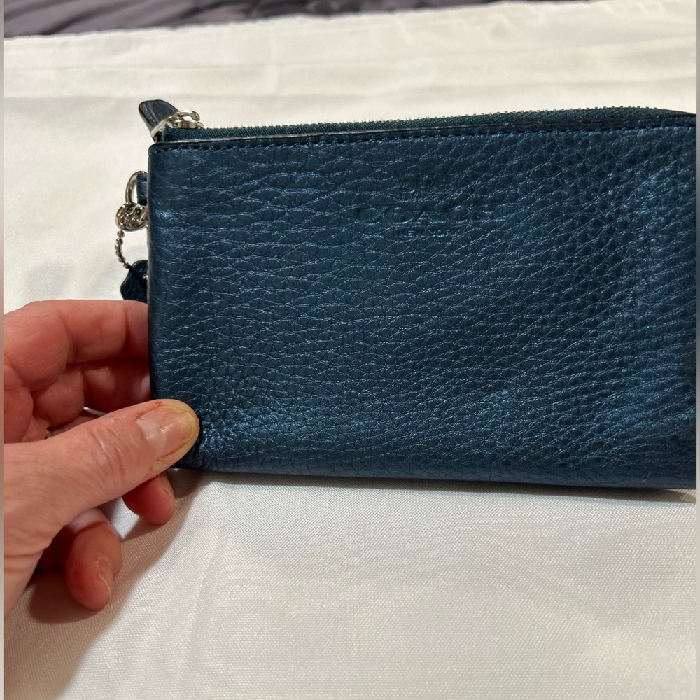 GENTLY USED COACH WRISTLET IN BLUE PEBBLED SOFT LEATHER WITH 2 ZIPPER PARTS